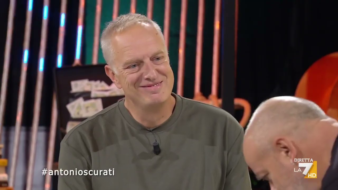 Scurati in t-shirt a Propaganda Live: "da maranza giovanile?". Il siparietto con Diego Bianchi