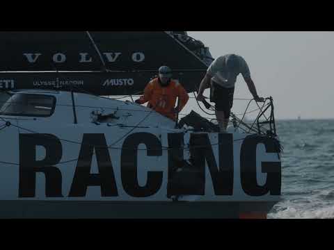 MAJOR CRASH DURING LEG 7 START: RACE LEADERS RETURN TO DOCK