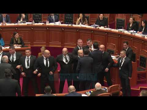 Degjeneron Parlamenti/ Berisha dhe Rama fyerje të rënda - News, Lajme - Vizion Plus