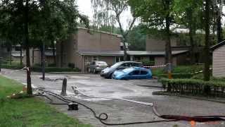 preview picture of video 'Auto zakt door straat na breuk waterleiding in de Vlierlaan in Oosterhout (2014-05-28)'