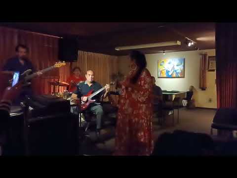 Miriam Solis. en la Cueva de Mario  Esquivel. "Te extraño" de Manzanero. Mérida Yucatán 22.