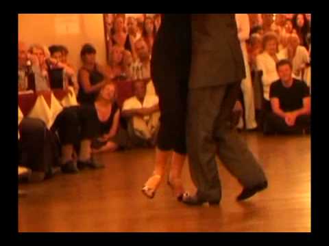  Alicia Pons  and  Ricardo Viqueira  are  dancing  to  the  tango  "  Pocas Palabras  "