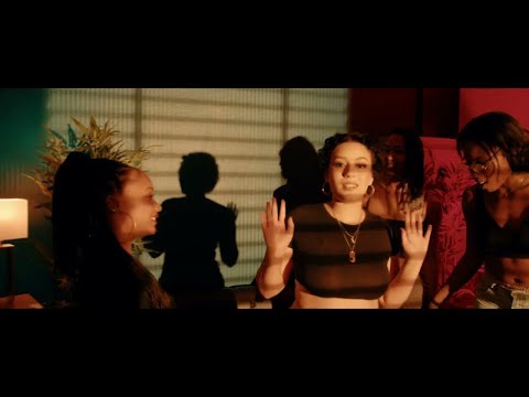 TANEYAH - OUBLIE MOI (Clip Officiel)