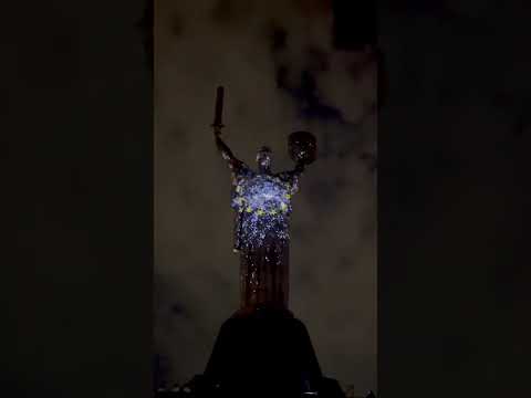 В честь Дня Европы монумент "Родина-мать" подсветили в цветах флага ЕС