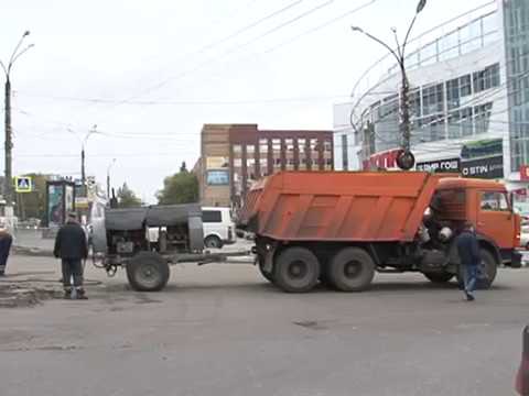 Работы по укладке нового асфальта на улице Хуторской в Курске наконец начались