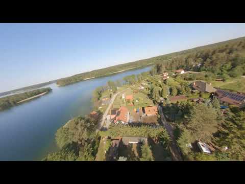 Pluski Domek Słonecznik nad jeziorem Pluszne lotem ptaka | 4K