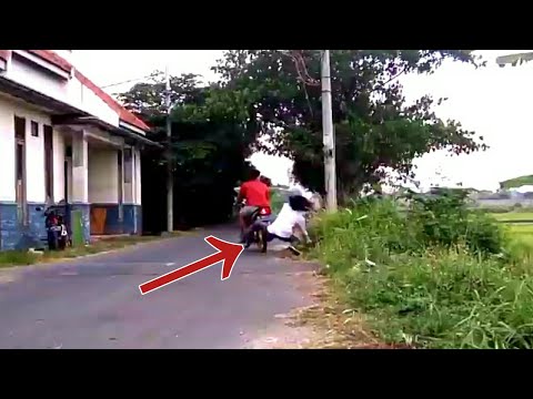 pria-ini-terjatuh-ketika-dibonceng-temannya
