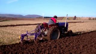 preview picture of video 'D Kean Tractor Ploughing Mill Of Airntully Perthshire Scotland'