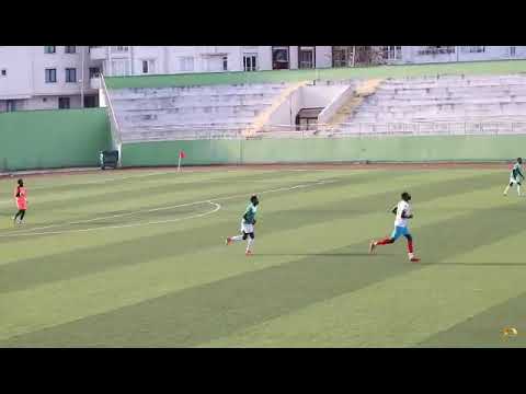 Belle Relance au Pieds Lors d'un Match avec Le FC canon 105 Libreville au Gabon - Maxemilien Amvame