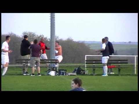 Lustiger Torjubel - Spieler läuft auf Flutlichtmast