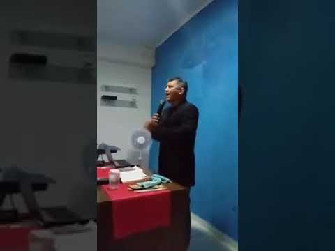 cantor e  pregando pastor mario Nascimento