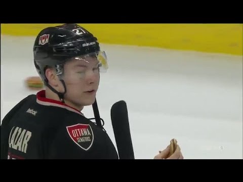 Curtis Lazar come hambúrguer jogado no gelo
