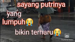 Download lagu Ibu gendong anaknya yang lumpuh berjalan kaki puluhan kilometer. mp3