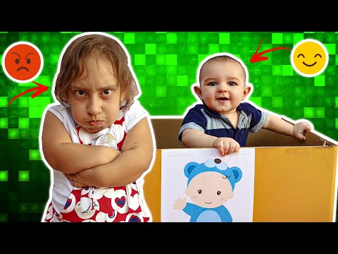 Maria Clara em uma história engraçada de um NOVO irmão BEBÊ ADOTADO - Família MC Divertida