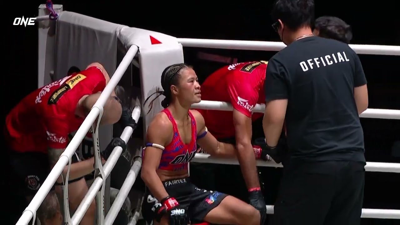 צפו: שיר כהן בקרב הירואי נגד אגדת הזירה הבורמזית