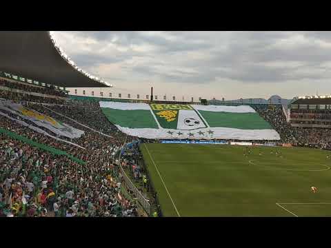 "Bandera Gigante de Club León" Barra: Los Lokos de Arriba &bull; Club: León
