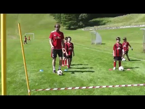 Conduzione della palla per i primi calci? Filippo Galli ti insegna come fare al Milan Camp - Cortina
