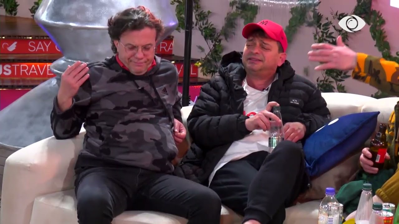 Atmosferë pozitive në shtëpi/ Djemtë vijojnë të këndojnë në oborr