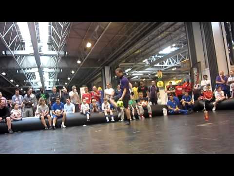 Andrew Henderson vs John Wetton - Final (Grass roots freestyle 2011)