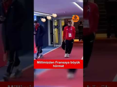 Azerbaijani national team players pay tribute to the French Football Federation 🤝