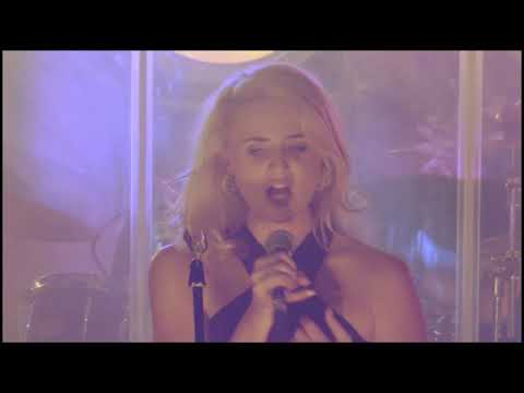 Lauren Lovelle - Singer and Neutral Born Entertainer! (Cheshire)