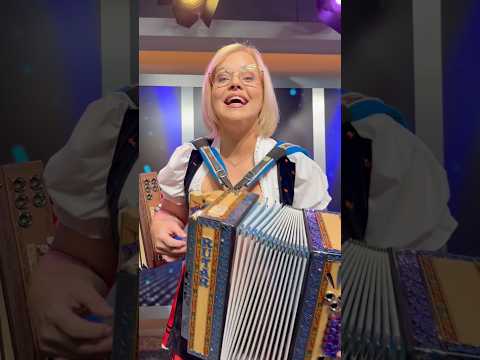 Mi bomo takole veselo vstopili v vikend, ki je pred nami. Kaj pa vi? 🤩🪗