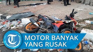 Deretan Motor Bertumbangan di Depan DPR Pasca Kerusuhan