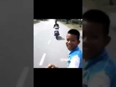 Y volo 😬 #humor #choque #niños #moto