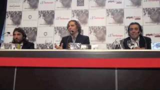 David Bisbal Sin Mirar Atrás, avión y canta en el aire