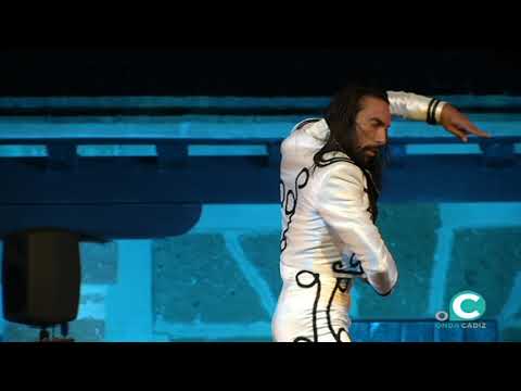 Eduardo Guerrero ilumina con su espectaculo Faro el castillo de Santa Catalina