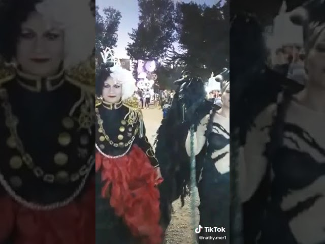 Vídeo relacionado con Calcetines de cosplay temáticos de Halloween para mujer, medias rojas por encima de la rodilla para ocasiones festivas (falda)