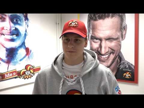 Tolvanen odottaa pääsyä jokerifanien eteen