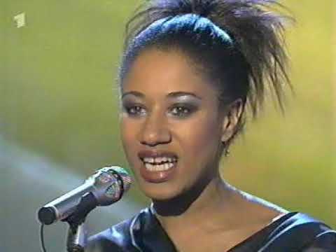 Mike Oldfield ft. Cara Dillon - Man in the rain (Lipsync by Pepsi DeMacque-Golden Europe Award 1999)