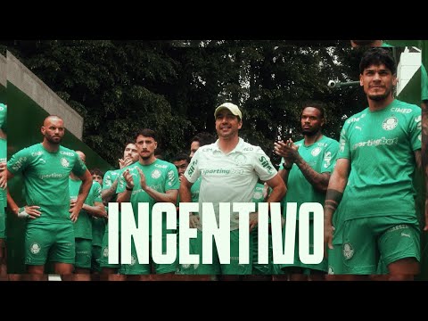 Abel and the players meet the fans in front of the training center.