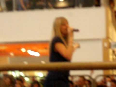 Martina Stavolo canta "Due Cose Importanti" all'Ipercoop di Barletta