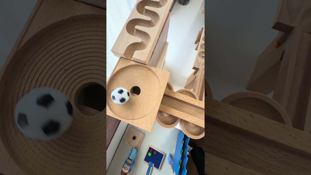 A genius at rolling a soccer ball down a winding slope course ⭐︎ Marble Run
