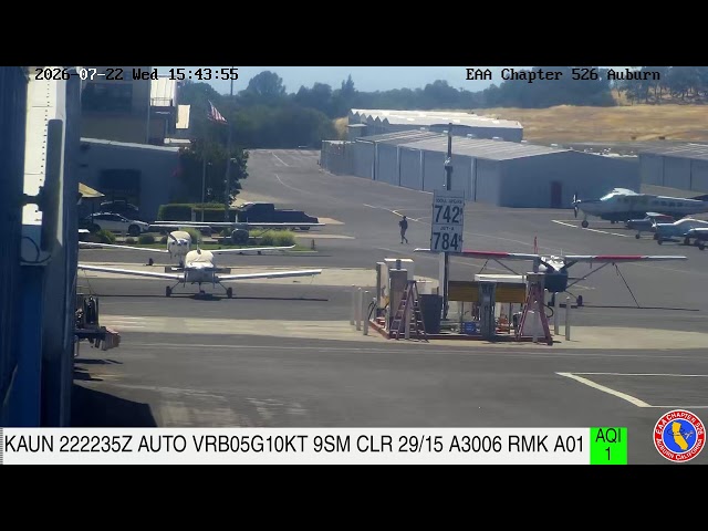 オーバーン市営空港（カリフォルニア州シエラネバダ山麓・オーバーン市営空港（ICAO: KAUN）のEAA Chapter 526ハンガー）