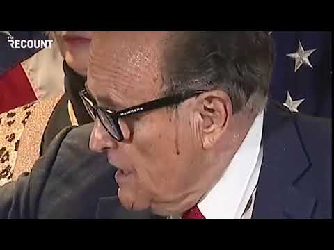 Rudolph Giuliani suda durante la sua conferenza stampa e gli cola la tintura dai capelli
