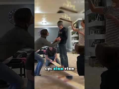 Cậu bé còn chẳng hiểu vì sao mọi người lại cười