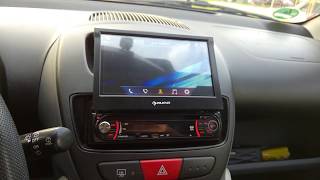 extrem preiswertes Autoradio mit Klappdisplay (Auna MVD-330)