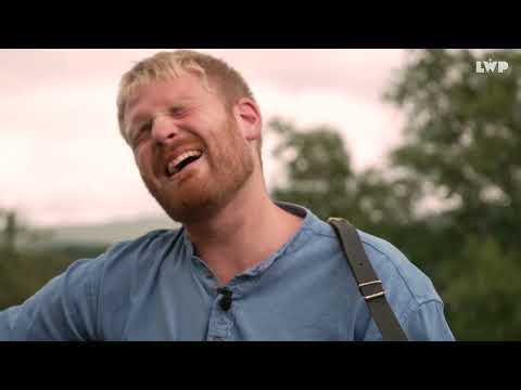 Gwilym Bowen Rhys - Llongau Caernarfon (Yn Fyw / Live) | Sesiwn Fawr Dolgellau 2022