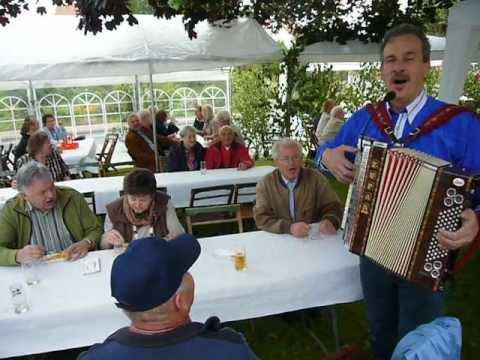Singender Landtagsabgeordneter Johann-Heinrich Ahlers beim Brunnenfest Lüthorst