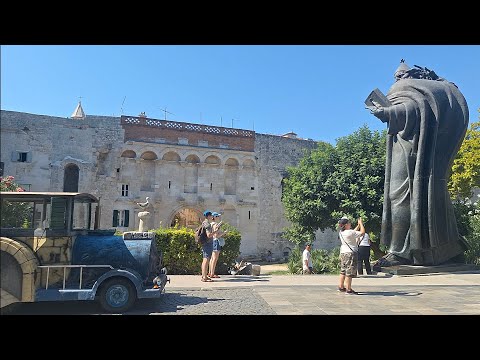 Walking tour to the Diocletian’s Palace and the Statue of Gregory of Nin in Split Croatie