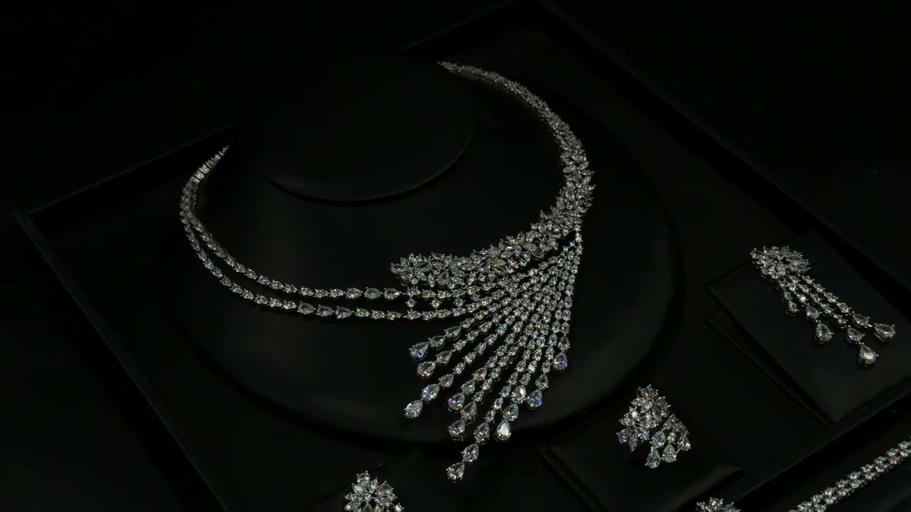 Flower and waterfall-shaped accessory set