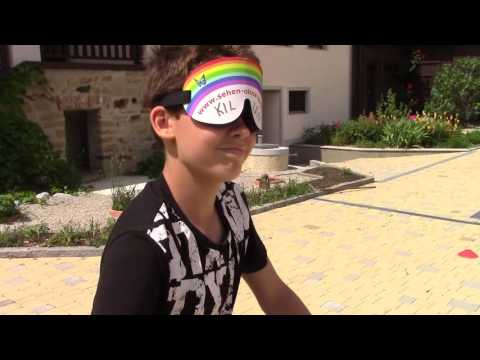 Familie zeigt das es funktioniert - Sehen ohne Augen