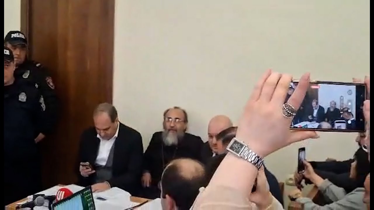 Ինչպես է Միքայել սրբազանը արձագանքում «սրբազան» վանկարկողներին