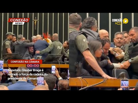 Vídeo: Deputado Glauber Braga é retirado à força da cadeira do presidente da Câmara.