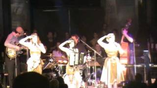 PUPPINI SISTERS Tu Vuo&#39; fa Americano (live ATHENS)