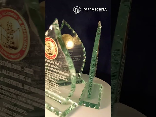 Vídeo relacionado con JJ GRADGOWN Premio de trofeo de cristal personalizado, premio personalizado para empleados, trofeos para empleados, placas de reconocimiento, compañeros de trabajo, jefe, jubilación, despedida
