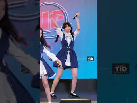 2022 06 12 Kiss Kitsune Heart Sunglassses Fancam Friend Focus